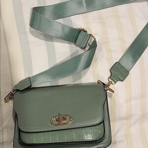 Elegant Green Crossbody or Shoulder Bag with adjustable strap EUC